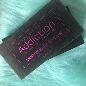 Younique Anniversary Glitter Pette